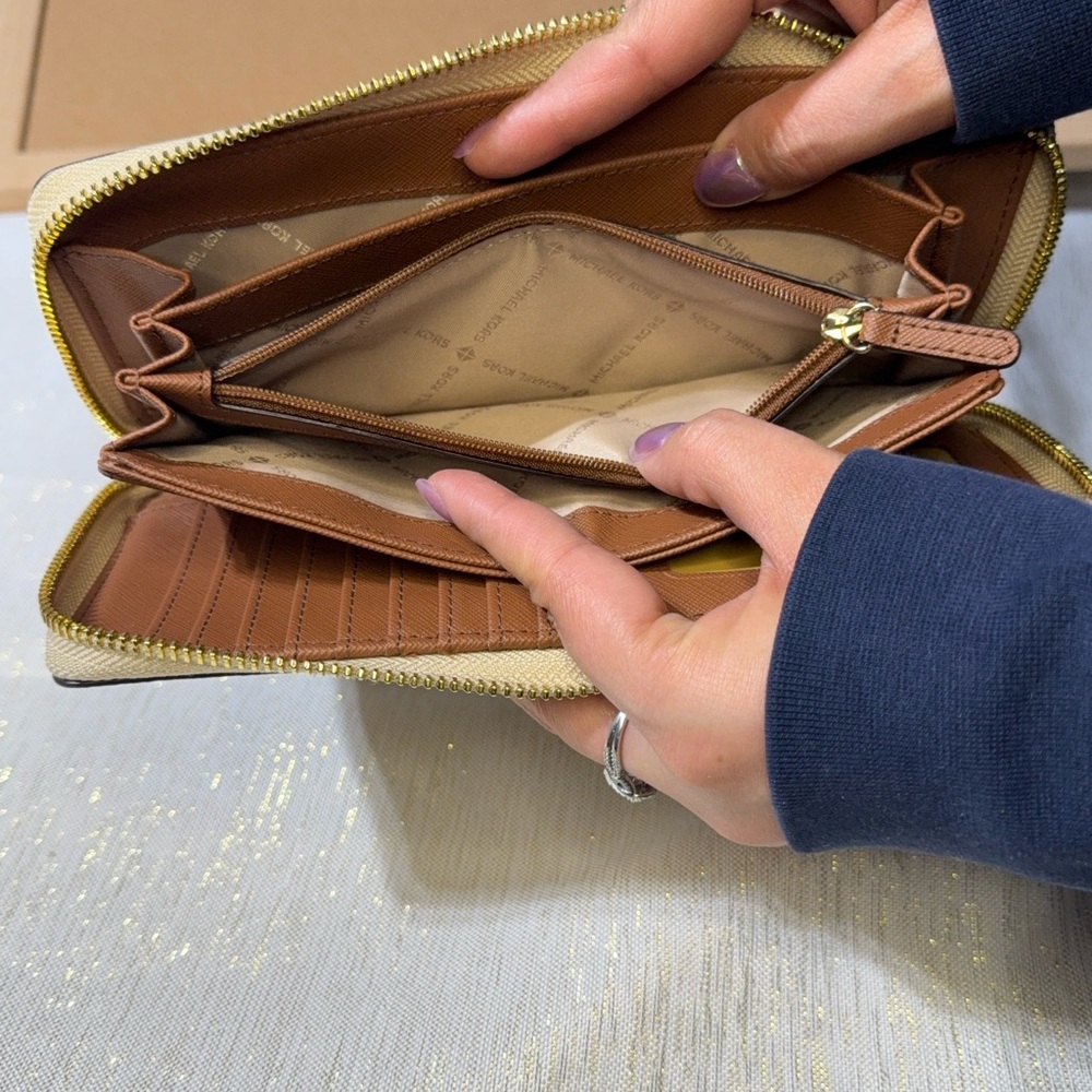 NWOT MICHAEL KORS WALLET - Picture 5 of 12